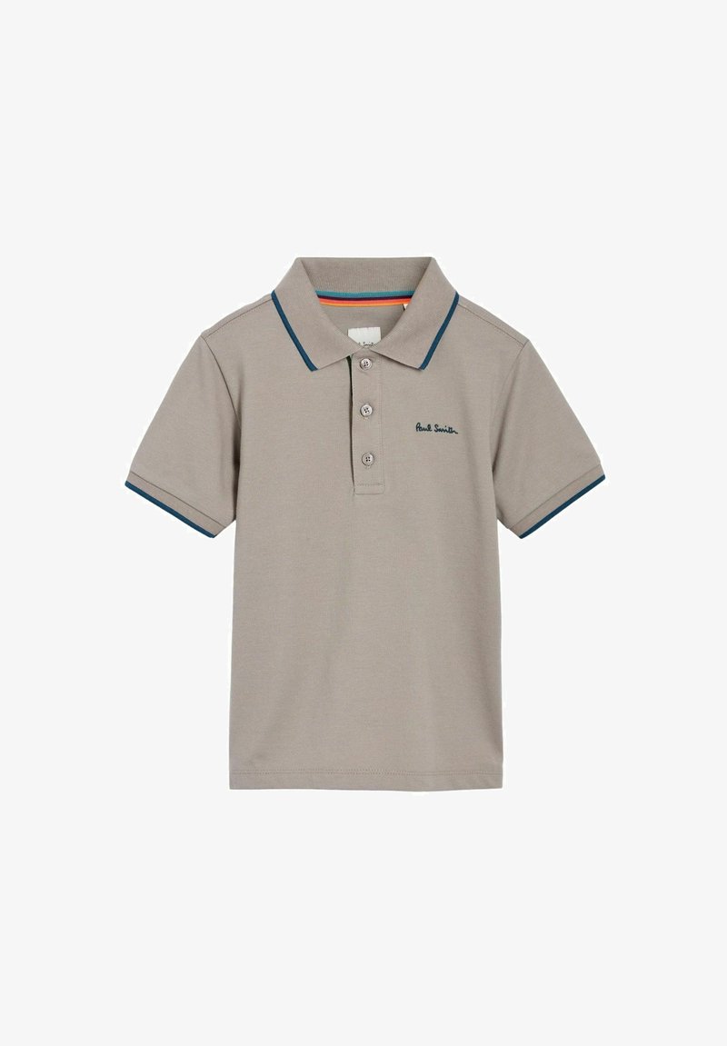 Szürke póló, rövid ujjú, kontrasztos kék díszítéssel a galléron és az ujjakon, négy gombos kivágás, és hímzett logó a bal mellrészen.