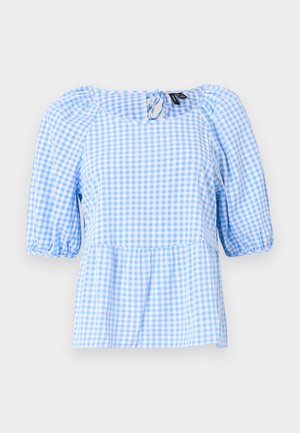 Blouse à carreaux vichy bleu et blanc, dotée d'un encolure froncée et de manches courtes bouffantes, avec un ourlet peplum et un détail de dos en trou de serrure.
