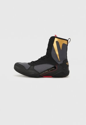 Schwarze und graue Boxschuhe mit einem Netzdesign, goldenen Akzenten und einer strukturierten Gummisohle. Sie verfügen über einen hohen Schnitt mit Schnürsenkeln und einem Fersenlasche.