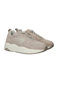 Een paar beige suède sneakers met witte gevoerde zolen, geperforeerde zijpanelen en beige veters, weergegeven tegen een witte achtergrond.