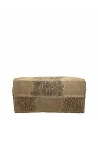 Clutch in pelle marrone con un motivo testurizzato in finta pelle di coccodrillo. Forma piatta e rettangolare con una finitura liscia e un delicato dettaglio di cucitura.