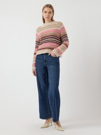 Maglione lavorato a maglia con righe orizzontali in rosa, crema e marrone scuro. Abbinato a jeans blu a vita alta e gamba larga e tacchi beige.