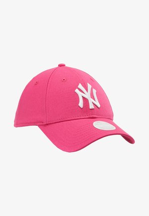 Pink baseball cap i bomuldsblanding med et hævet hvidt "NY" logo. Buet skygge og syede detaljer; justerbar rem bagpå.