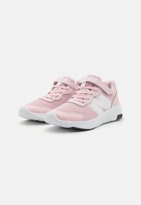 Baskets de sport roses avec tige en mesh, accents blancs contrastants, col rembourré, fermeture à lacets et semelle en caoutchouc blanche.