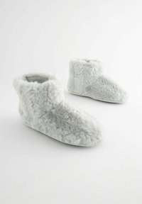 Grå faux fur ankel hjemmesko med en blød tekstur, lukket design og rund tåform. Flad sål med minimal detaljer.
