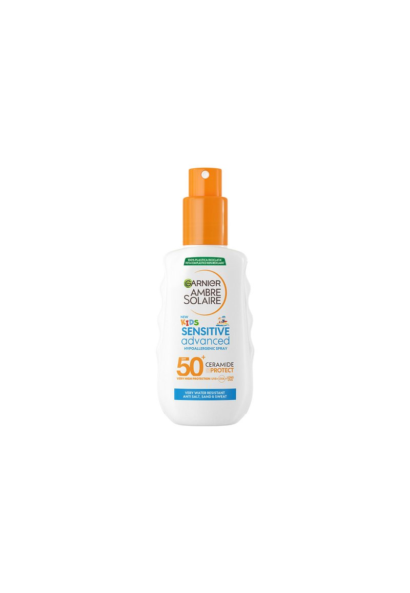 Flacone spray bianco con una forma testurizzata, tappo a pompa arancione e etichette blu e arancioni che indicano SPF 50 e caratteristiche ipoallergeniche.