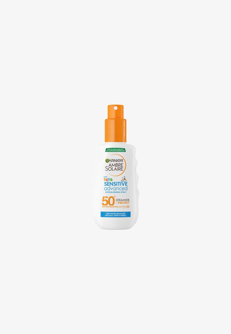Flacone spray bianco con una forma testurizzata, tappo a pompa arancione e etichette blu e arancioni che indicano SPF 50 e caratteristiche ipoallergeniche.