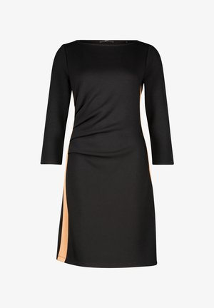 Schwarzes Kleid aus weichem Stoff, mit Dreiviertelärmeln, einem gedrehten Frontdetail und einem kontrastierenden beigen Seitenpanel.
