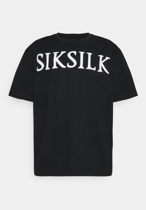Maglietta nera a maniche corte con la scritta "SIKSILK" stampata in grandi lettere bianche sul petto su uno sfondo semplice.