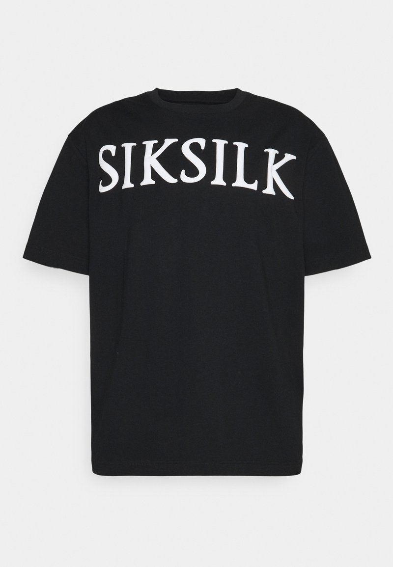 T-shirt noir à manches courtes avec « SIKSILK » imprimé en grandes lettres blanches sur la poitrine, sur un fond uni.