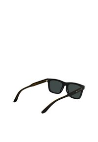 Czarne okulary przeciwsłoneczne z ciemnymi soczewkami, plastikową oprawą i smukłymi ramionami z złotym akcentem na skroniach. Klasyczny prostokątny kształt.