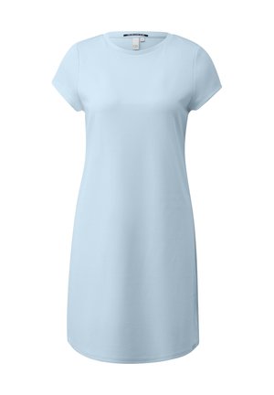 Jasnoniebieska, krótka sukienka na krótki rękaw, sięgająca do kolan, o okrągłym dekolcie, prostym kroju, bez widocznych wzorów ani ozdób.
