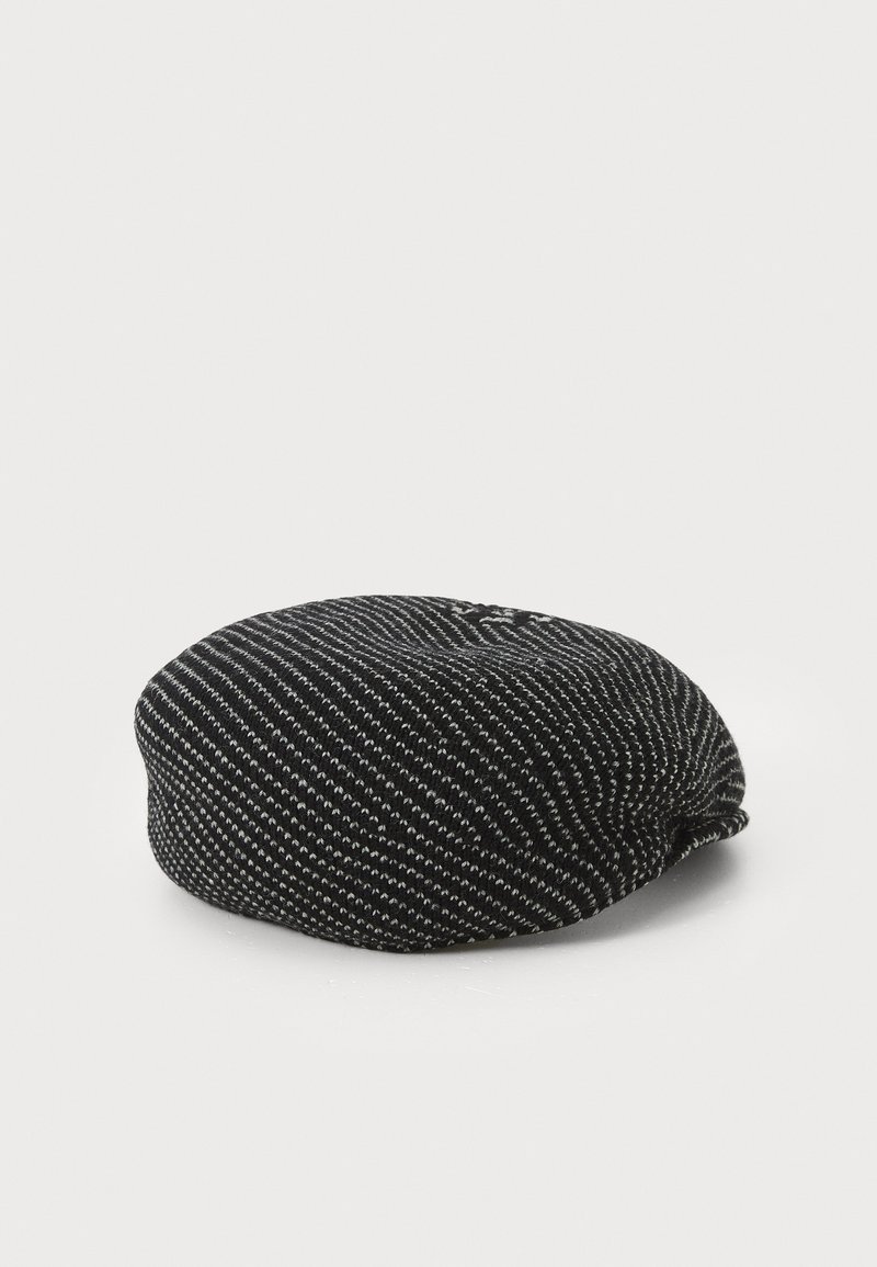 Beret de patrón de ajedrez en blanco y negro, hecho de material de lana, con forma redondeada y un centro ligeramente elevado con una costura.