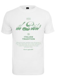 Hvid bomulds T-shirt med grøn tekst, der læser "Pasta al Pesto" og "Den italienske tradition" med yderligere madlavningsinstruktioner nedenfor.
