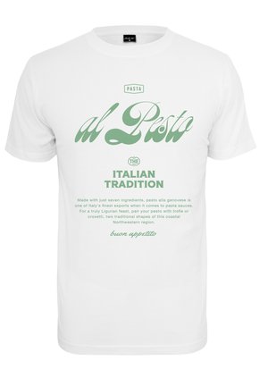 Hvid bomulds T-shirt med grøn tekst, der læser "Pasta al Pesto" og "Den italienske tradition" med yderligere madlavningsinstruktioner nedenfor.