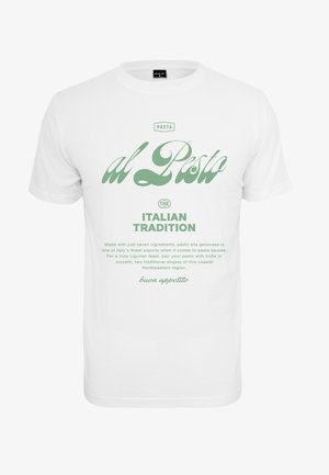 Balts kokvilnas T-krekls ar zaļu tekstu, kas vēsta "Pasta al Pesto" un "Itāļu tradīcija", ar papildus gatavošanas instrukcijām zemāk.