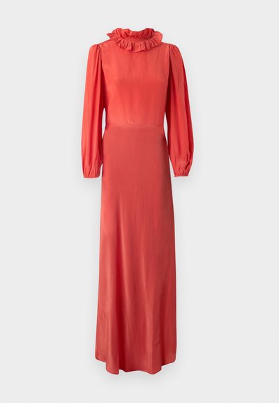 Vestido de manga longa cor-de-coral com colarinho em babados, corpete justo e saia fluida. Tecido suave e brilho sutil. Design minimalista.