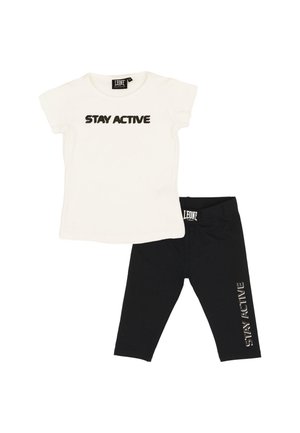 T-shirt blanc à manches courtes portant l’inscription « Stay Active », associé à un legging noir court avec le même slogan, sur fond blanc.