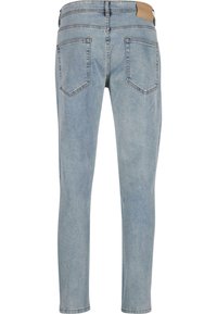 Világoskék, slim fit farmernadrág, sima textúrával, öt zsebbel és hátul műbőrből készült övvel díszítve.