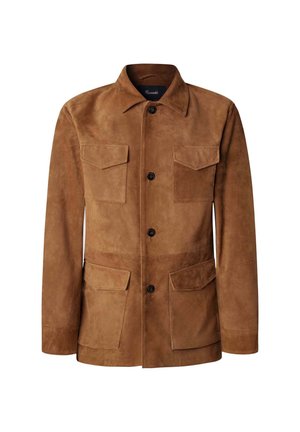 Giacca in suede marrone con colletto a punta, chiusura frontale con bottoni, due tasche sul petto e due tasche inferiori. Dettaglio in tessuto testurizzato visibile.