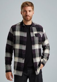 Karierte Flanellhemd in dunkelviolett, weiß und grau. Verfügt über eine Knopfleiste, eine Brusttasche und lange Ärmel. Textilstruktur.