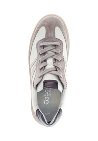 Witte sneaker met grijze suède accenten, ronde neus, vetersluiting en een gestructureerde beige rubberen zool. Bevat branding op de binnenzool.