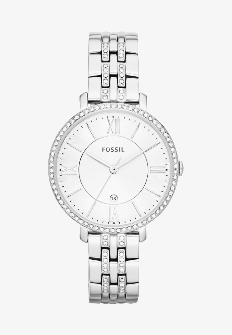 Relógio em aço inoxidável prateado com mostrador redondo, números romanos, um bezel adornado com cristais e um design de bracelete de múltiplos elos.