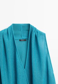 Cardigan léger tricoté turquoise avec un col en V profond et un col châle, étiqueté Massimo Dutti.