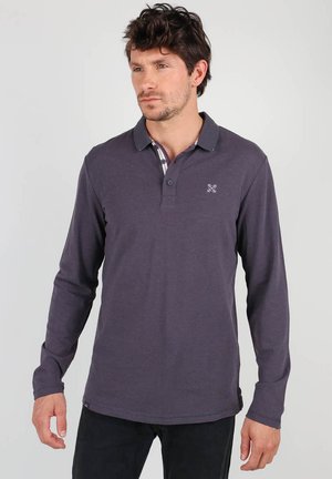 Polo à manches longues gris foncé avec un col, patte de boutonnage et finition à motifs à l'intérieur du col. Tissu en mélange de coton doux.