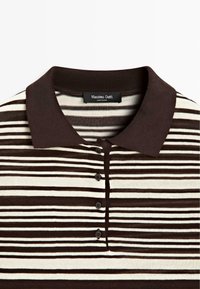 Bruin-wit gestreept poloshirt met vier knopen en een effen bruine kraag, met een Massimo Dutti-label aan de binnenkant van de halslijn.