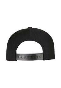 Sort snapback cap med en tekstureret stofkrone og en glat plastjusterbar rem med flere huller til størrelsesjustering.