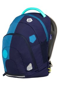 Dunkelblauer und tealfarbener Stoff-Rucksack mit hexagonalen Patches, einem strukturierten Rückenpaneel und einem leuchtend blauen Griff; ausgestattet mit Reißverschlüssen und reflektierenden Akzenten.