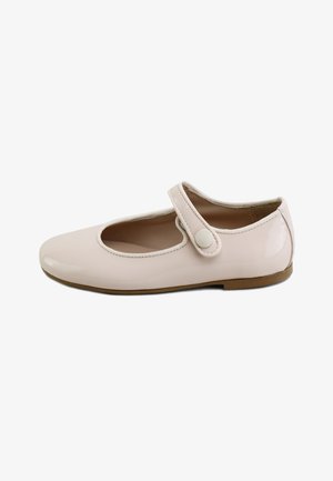 Zapato plano Mary Jane de charol beige claro con punta redonda, correa ajustable, detalle de botón y suela plana marrón.