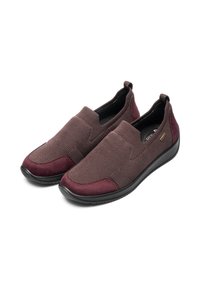 Slip-On-Schuhe mit einem strukturierten, braunen Mesh-Obermaterial und burgunderfarbenen Wildlederelementen. Schwarze Gummisohle für Grip und Flexibilität.