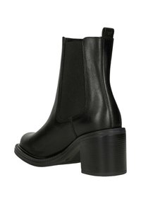 Černá kožená kotníková bota s elastickými postranními panely, zaoblenou špičkou a texturovaným blokovým podpatkem. Vyznačuje se hladkým povrchem a decentním šitím.