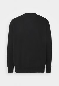 Sudadera negra de manga larga, cuello redondo, y puños y dobladillo acanalados. Textura suave, diseño liso, sin logotipos ni patrones visibles.