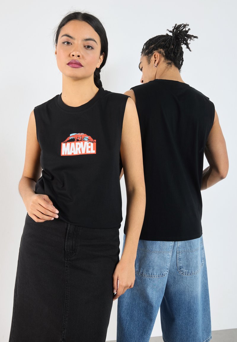 Must värvitu särk, mille esiosas on punane ja sinine Marveli graafika. Kandmiseks koos mustade denimseeliku ja helesiniste denimshortsidega.