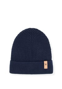 Granatowa prążkowana czapka typu beanie z podwiniętym mankietem i małą skórzaną naszywką z logo po bokach. Dzianina jest miękka i ciepła.