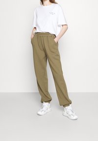 DESIGNERS REMIX Pantalones deportivos - olive