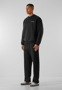 9N1M SENSE ESSENTIAL CREWNECK - Melegítőfelső - black