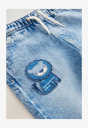 Világoskék farmer sort elasztikus derékkal. Kék árnyalatokban varrott oroszlán folttal rendelkezik. Texturált anyag, bolyhos részletekkel.