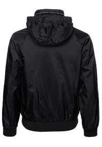 Černá lehká bunda s kapucí, elastickými manžetami a lemem. Hladký, lesklý materiál s detaily loga podél límce.