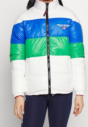 Veste matelassée blanche avec des rayures horizontales bleues et vertes, fermeture éclair noire à l'avant, et logo "Polo Sport Ralph Lauren" sur la poitrine.