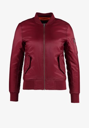 Burgunderfarvet bomberjakke med en glat, satinfinish; har en frontlynlås, to sidelommer og en lynlåslomme på ærmet. Ribbet kant og søm.