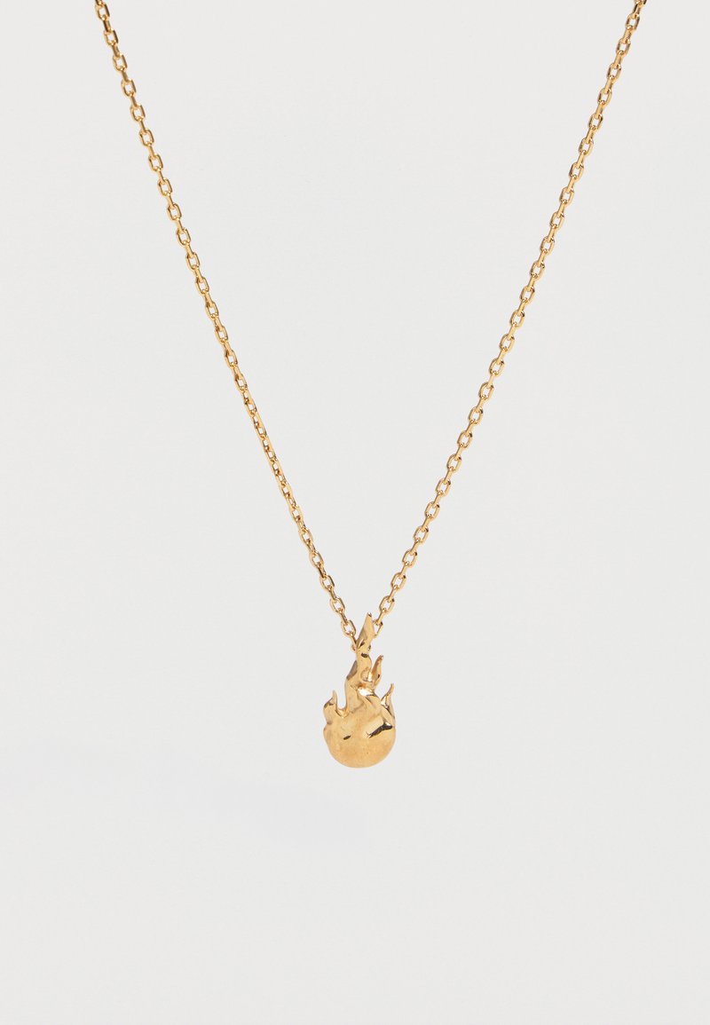 Κολιέ με χρυσή αλυσίδα και μικρό μενταγιόν σε σχήμα φλόγας που κρέμεται στο κέντρο σε λευκό φόντο.