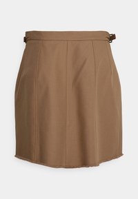 Jupe marron longueur genoux en tissu texturé ; dispose d'une taille cintrée avec passants pour ceinture et un ourlet effiloché. Design ajusté avec des plis.