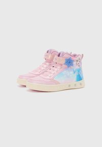 Rosa High-Top-Sneaker mit glänzender Oberfläche, ausgestattet mit einem glitzernden Sternelement, Schnürdesign und einem Bild eines Charakters an der Seite.