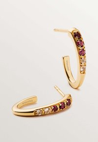 Pendientes de aro de oro con un diseño curvado, adornados con piedras preciosas rosas y claras a lo largo del frente para un detalle decorativo.