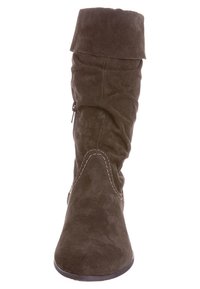 Mörkgröna mockastövlar upp till knäna med slouch-design, vita sömmar och dragkedja på sidan. Platt klack och slät yta.