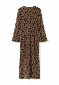 Dlhé hnedé šaty s čiernym kvetinovým vzorom, dlhými rukávmi, okrúhlym výstrihom a splývavým strihom, vyrobené z jemnej tkaniny s textúrovaným vzhľadom.